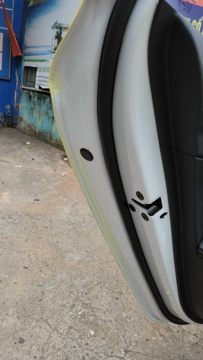 Tốn gần 30 triệu cho đại lý đổi màu xe, chủ nhân 2 chiếc MG5 bức xúc: 'Làm ăn cẩu thả, sơn 20 ngày đã bong tróc, nhân viên đùn đẩy trách nhiệm' - Ảnh 4