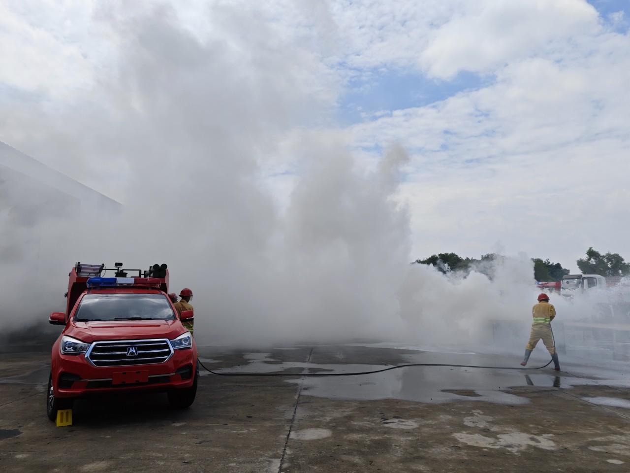 Doanh nghiệp trong nước làm xe chữa cháy mini - Ảnh 1