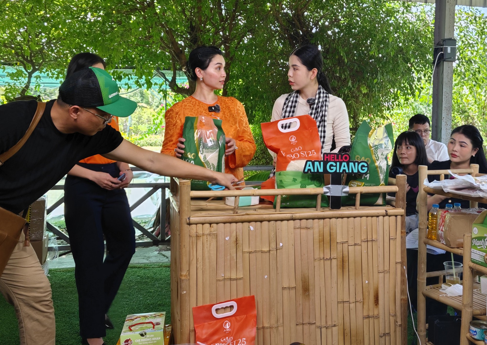 4 giờ livestream chốt đơn 23 tấn gạo lẻ, doanh nghiệp giao hàng ra sao? - Ảnh 2