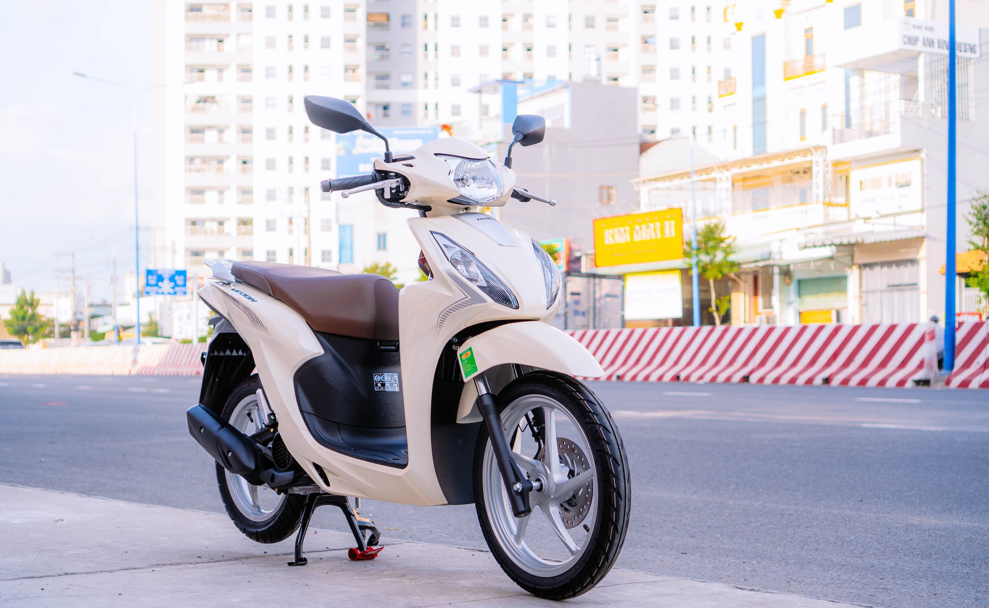 Vì đâu xe máy giảm giá liên tục, tặng cả điện thoại cho khách? - Ảnh 2