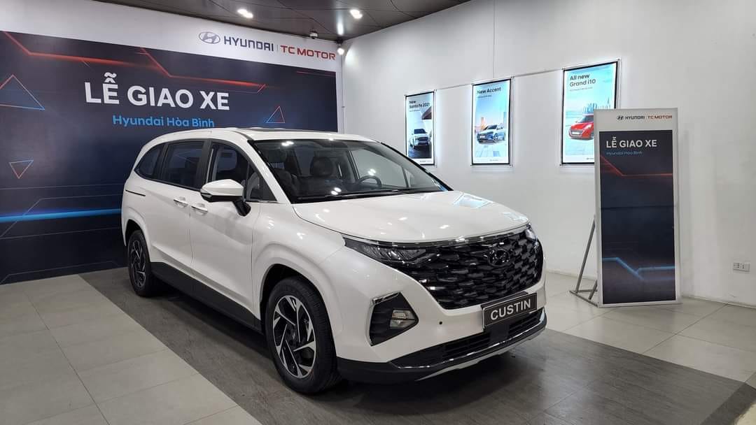 Hyundai Custin xả hàng tồn: Bản giữa giảm 75 triệu, gần rẻ ngang Innova Cross tiêu chuẩn - Ảnh 1