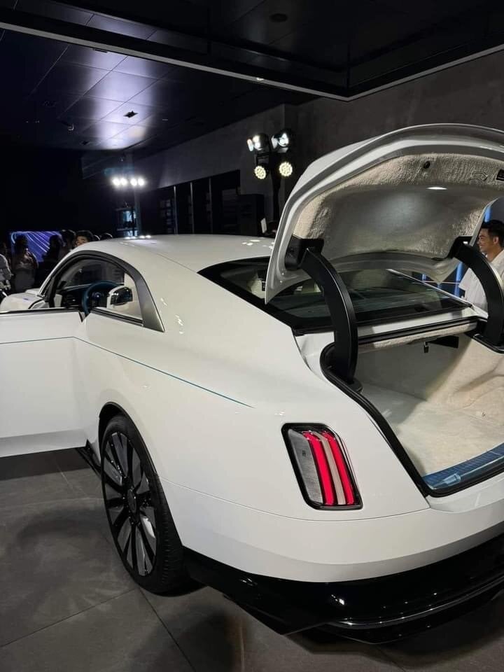 Lộ diện đại gia Việt đầu tiên nhận xe siêu sang thuần điện Rolls-Royce Spectre - Ảnh 3