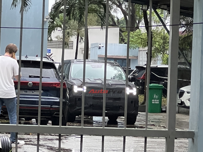 Hyundai Santa Fe 2024 lần đầu lộ diện tại Việt Nam: Thiết kế mới dễ gây tranh cãi, ra mắt năm nay sẽ làm khó Sorento - Ảnh 1