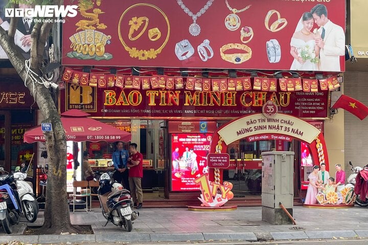 Giá vàng nhẫn tăng vọt, cửa hàng mở bán nhỏ giọt - Ảnh 1
