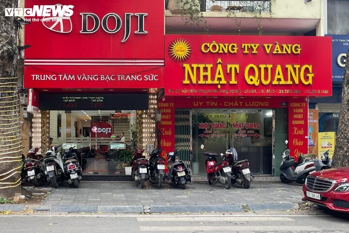 Giá vàng nhẫn tăng vọt, cửa hàng mở bán nhỏ giọt - Ảnh 2