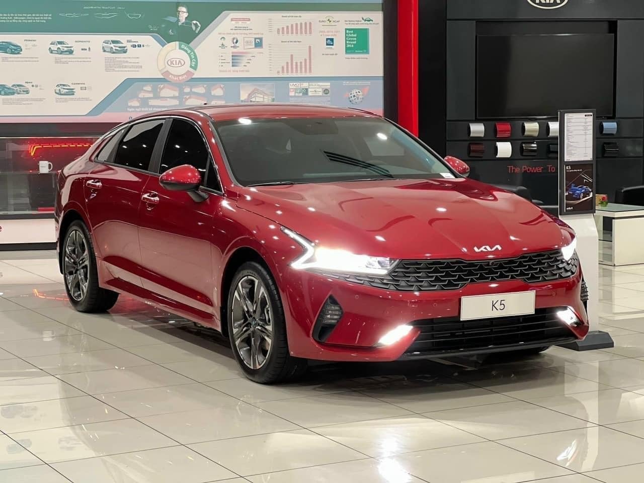 Kia K5 giảm giá tới 50 triệu tại đại lý: Bản ‘base’ còn gần 810 triệu, rẻ hơn nhiều Camry nhưng vẫn đắt hơn Mazda6 - Ảnh 1