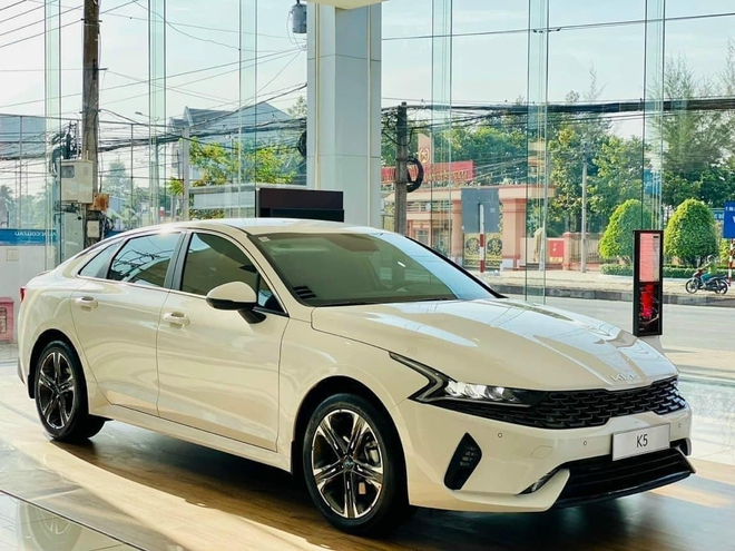 Kia K5 giảm giá tới 50 triệu tại đại lý: Bản ‘base’ còn gần 810 triệu, rẻ hơn nhiều Camry nhưng vẫn đắt hơn Mazda6 - Ảnh 3