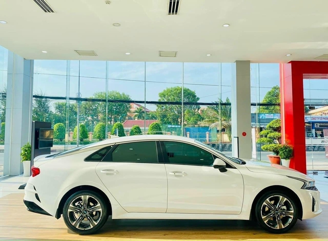 Kia K5 giảm giá tới 50 triệu tại đại lý: Bản ‘base’ còn gần 810 triệu, rẻ hơn nhiều Camry nhưng vẫn đắt hơn Mazda6 - Ảnh 4