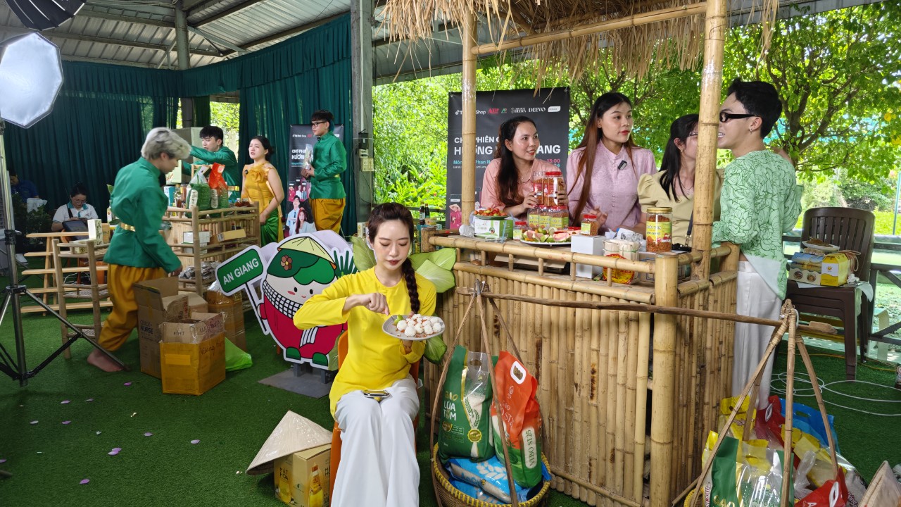 Kỷ lục livestream bán đặc sản địa phương: Thu về 3 tỷ đồng sau 4 tiếng, 23 tấn gạo ruộng tôm hết hàng sau vài chục phút - Ảnh 1