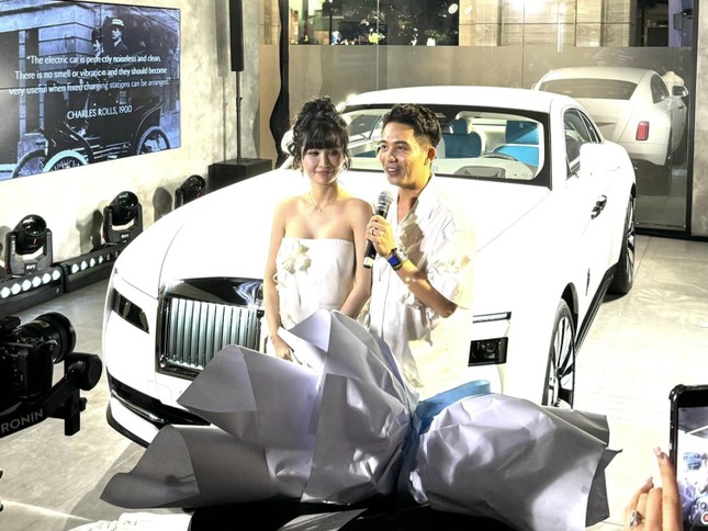 Cận cảnh mẫu xe siêu sang Rolls-Royce Spectre của đại gia Minh Nhựa - Ảnh 1