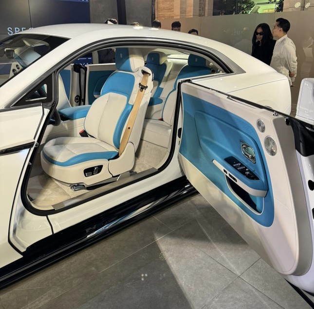 Cận cảnh mẫu xe siêu sang Rolls-Royce Spectre của đại gia Minh Nhựa - Ảnh 2