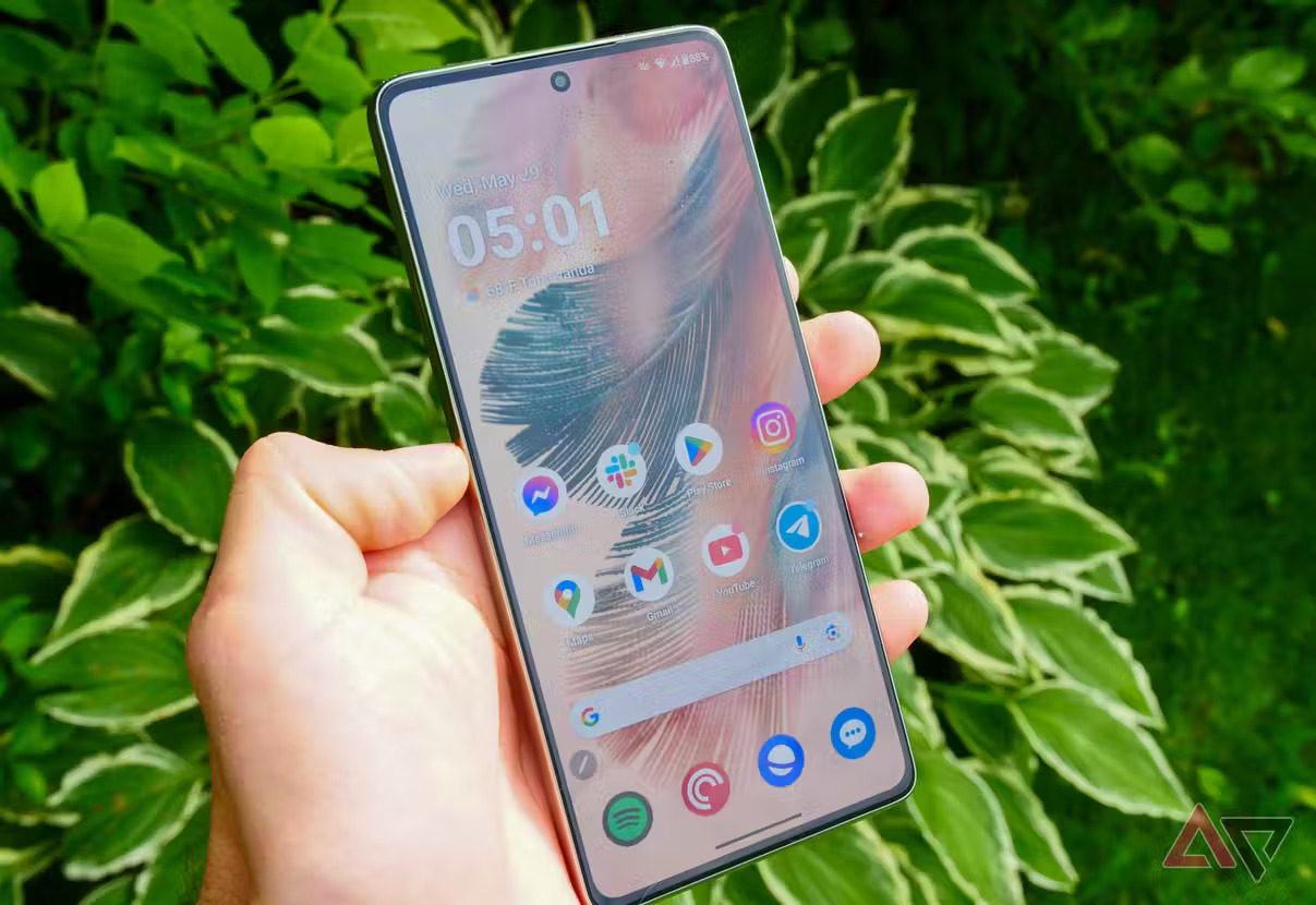 Lần sau vào cửa hàng mua điện thoại mà nhân viên cứ khen thứ này thì tốt nhất đừng nghe - Ảnh 1