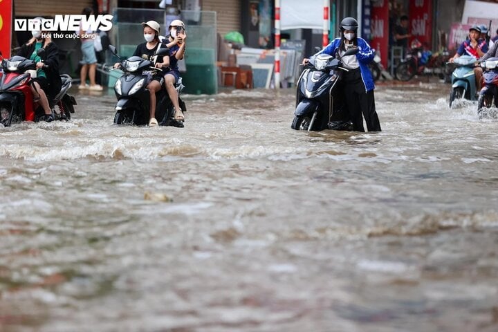 Đường phố Hà Nội ngập trong biển nước, dịch vụ cứu hộ xe 'cháy hàng' - Ảnh 2
