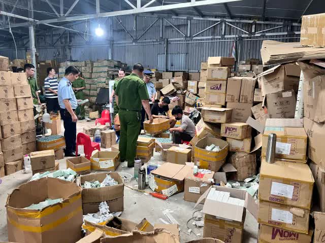 Hé lộ bí mật bên trong quán cháo lòng ở Hà Nội: Nguyên 1 kho xưởng chuyên "hô biến" mỹ phẩm “hết date” thành hàng còn hạn sử dụng - Ảnh 1