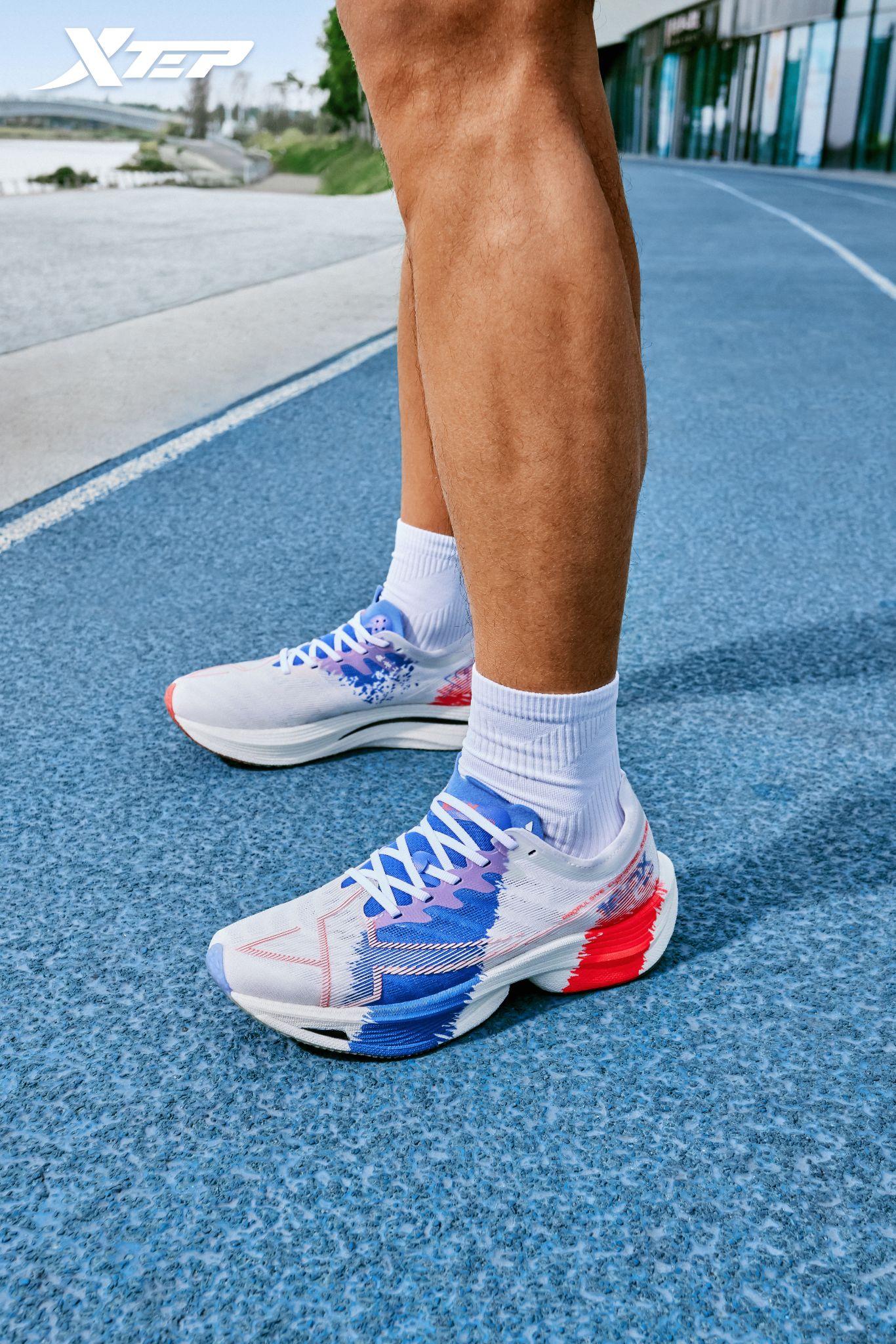 Thương hiệu thời trang thể thao Xtep ra mắt giày chạy phiên bản Olympic Paris 2024 - Ảnh 1