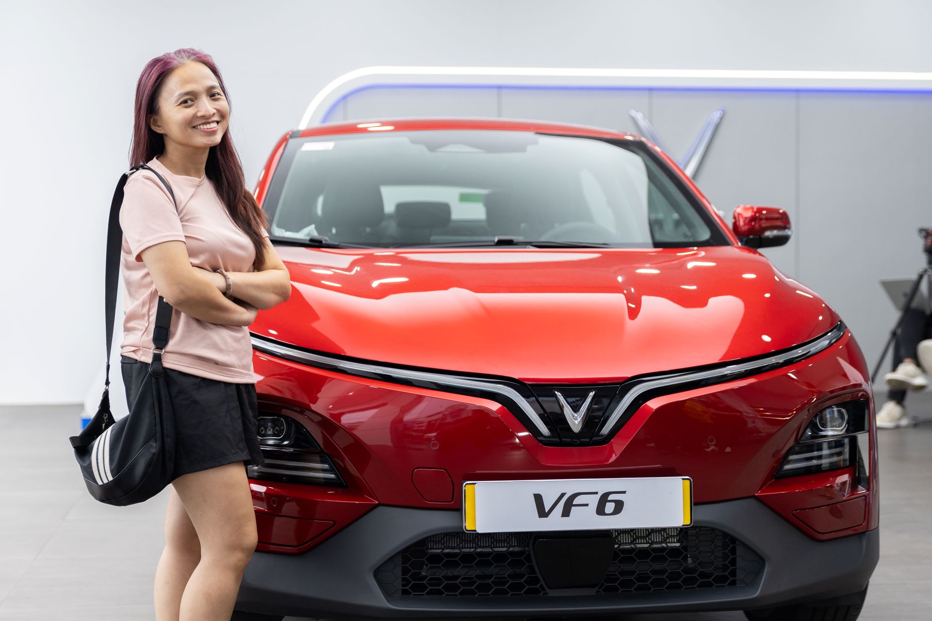 Khách nữ “chốt” VinFast VF 6: Xe dễ dùng, an toàn, không khói xăng - Ảnh 1