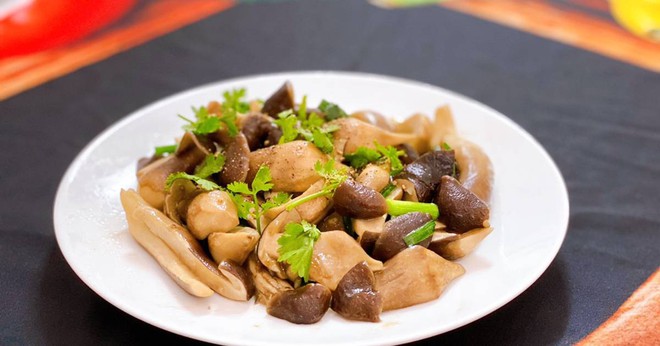 Thu hái đặc sản chỉ xuất hiện mỗi năm 1 lần sau cơn mưa đầu mùa, ung dung đút túi cả chục triệu đồng/ngày - Ảnh 2