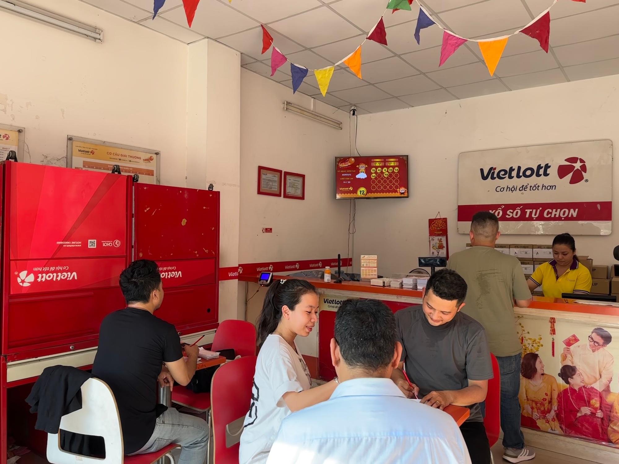 Nhộn nhịp “săn” giải 132 tỉ đồng của xổ số Vietlott - Ảnh 2