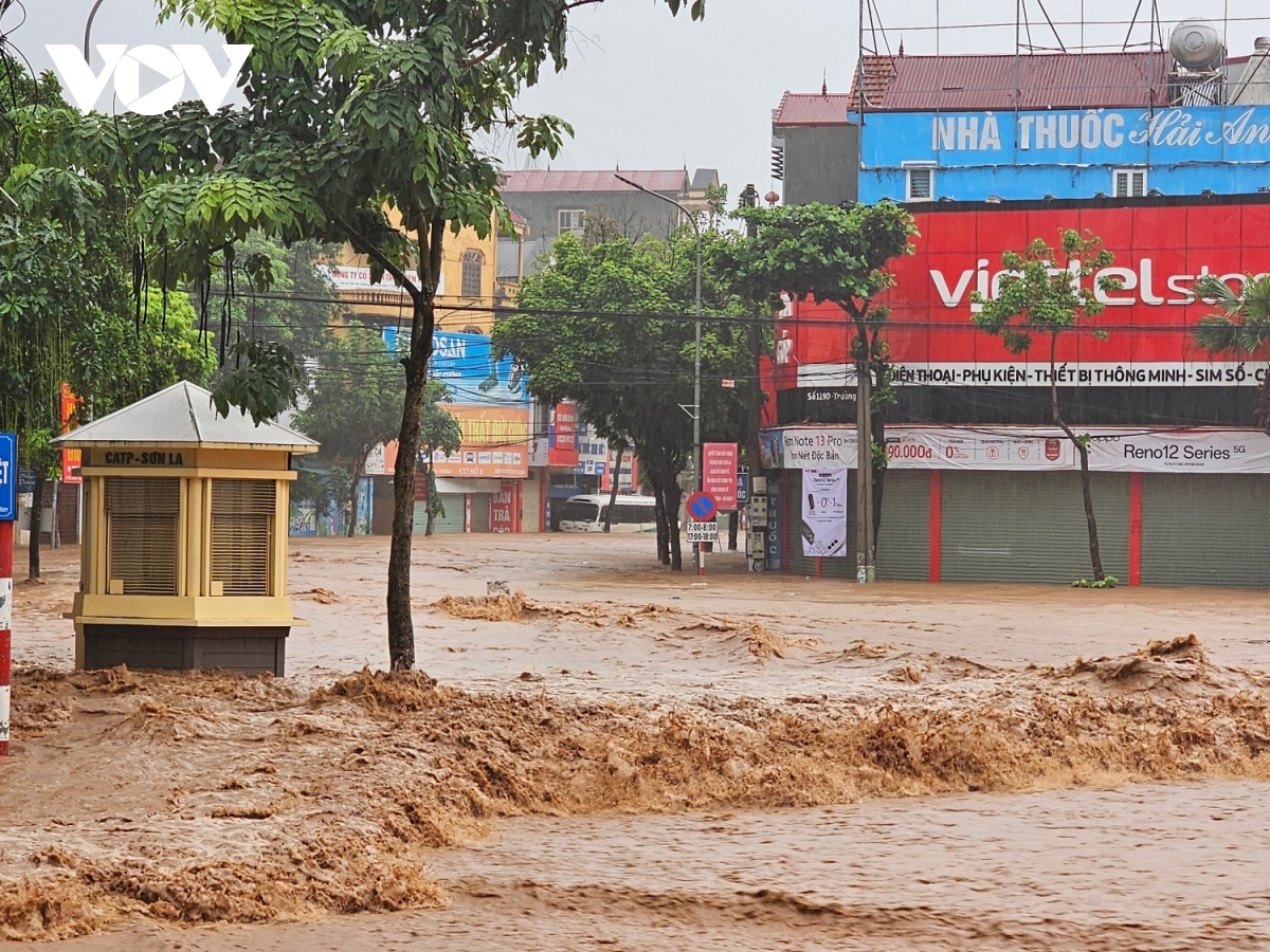 Làm gì khi xe máy bị ngập nước, chết máy vào mùa mưa? - Ảnh 1