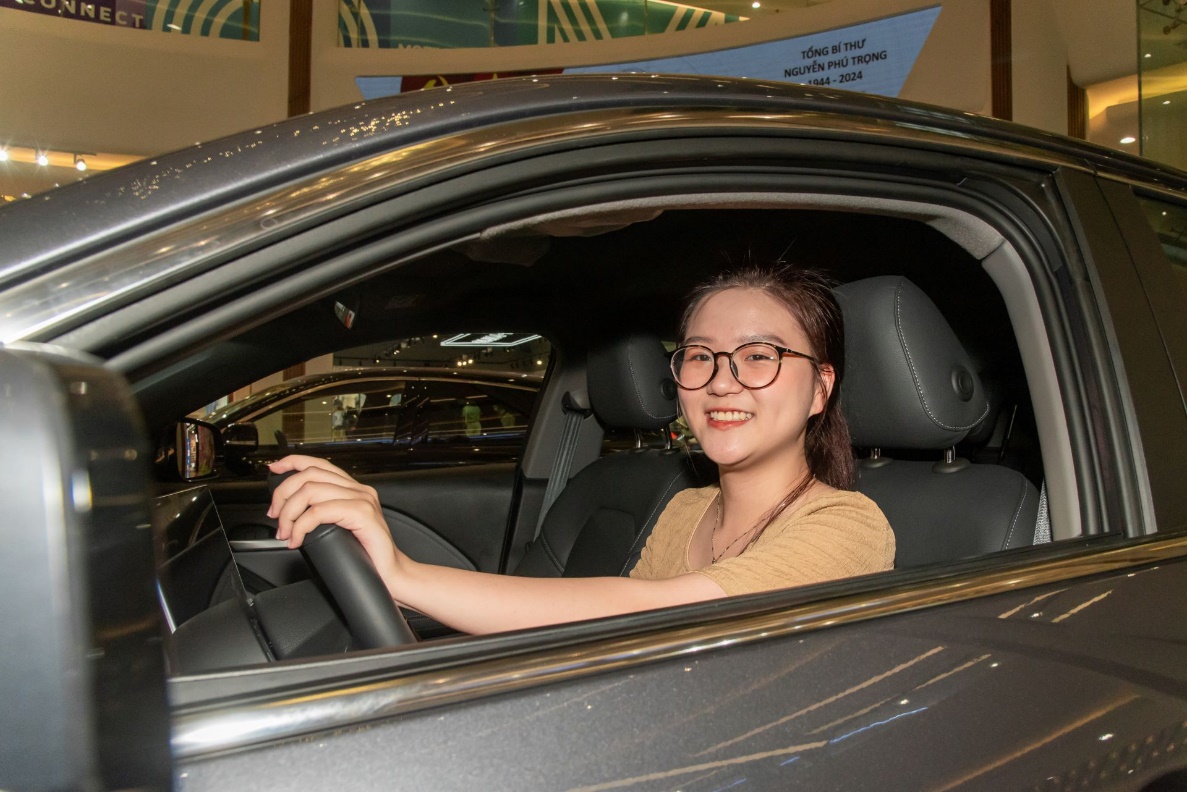 Khách nữ “chốt” VinFast VF 6: Xe dễ dùng, an toàn, không khói xăng - Ảnh 2