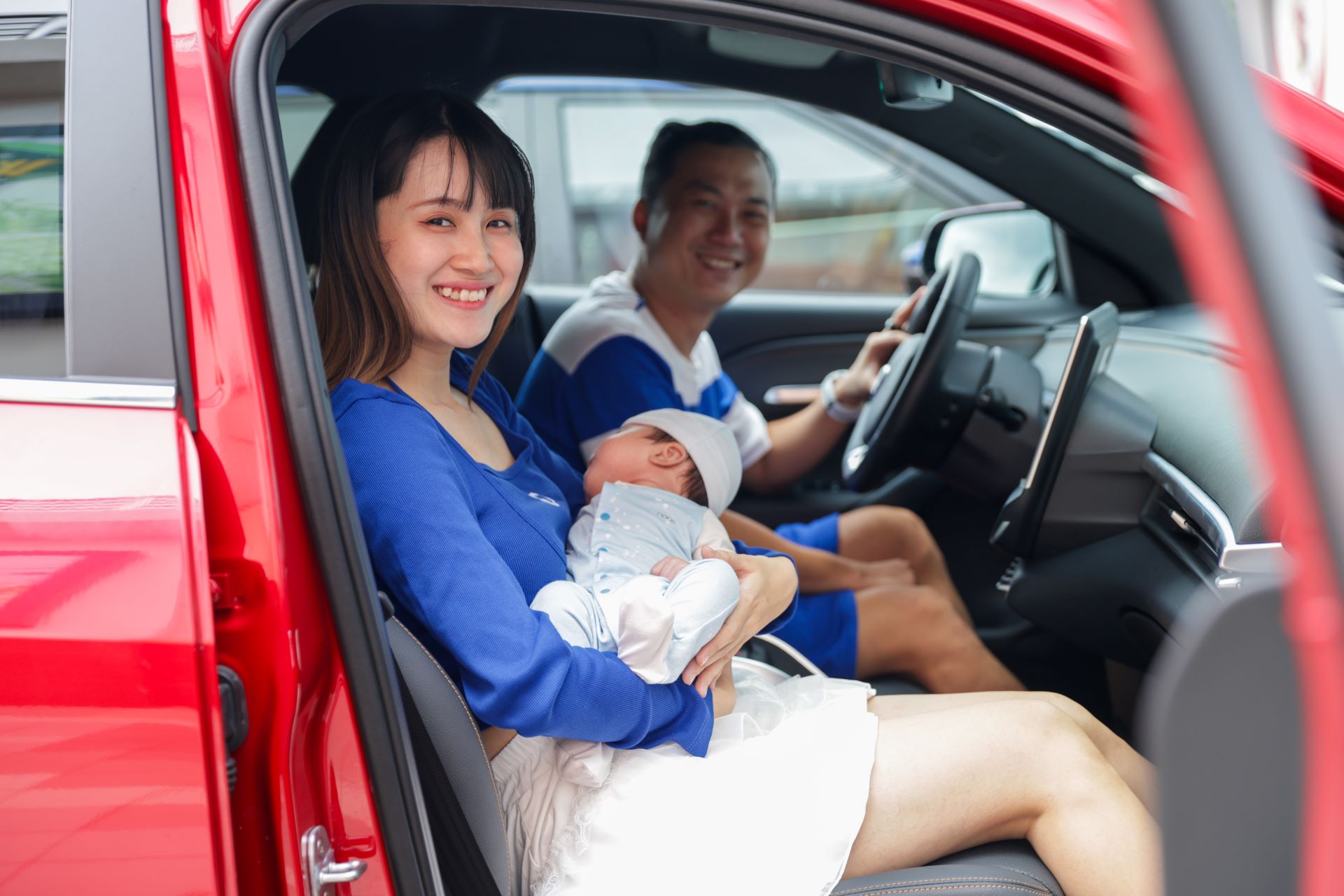 Khách nữ “chốt” VinFast VF 6: Xe dễ dùng, an toàn, không khói xăng - Ảnh 4