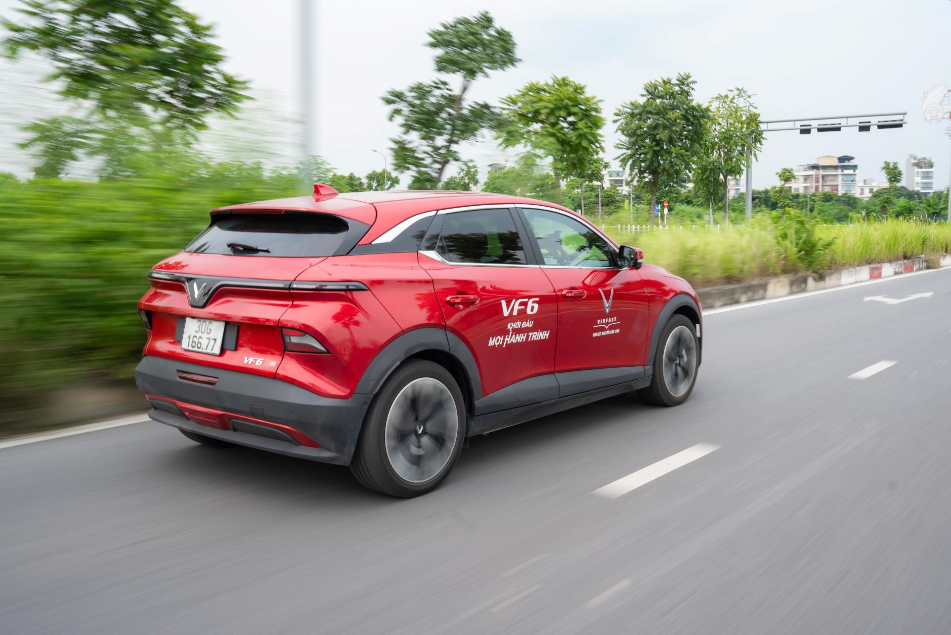 Khách nữ “chốt” VinFast VF 6: Xe dễ dùng, an toàn, không khói xăng - Ảnh 5