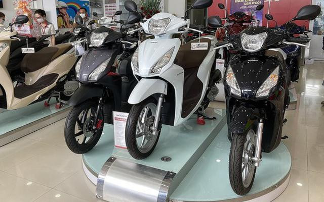 Honda chơi lớn tung ưu đãi khủng cho loạt xe máy hot: Giá Honda Vision, Winner X, Vario 160....dò đáy, có mẫu tặng kèm điện thoại Samsung, đồng hồ thông minh - Ảnh 1