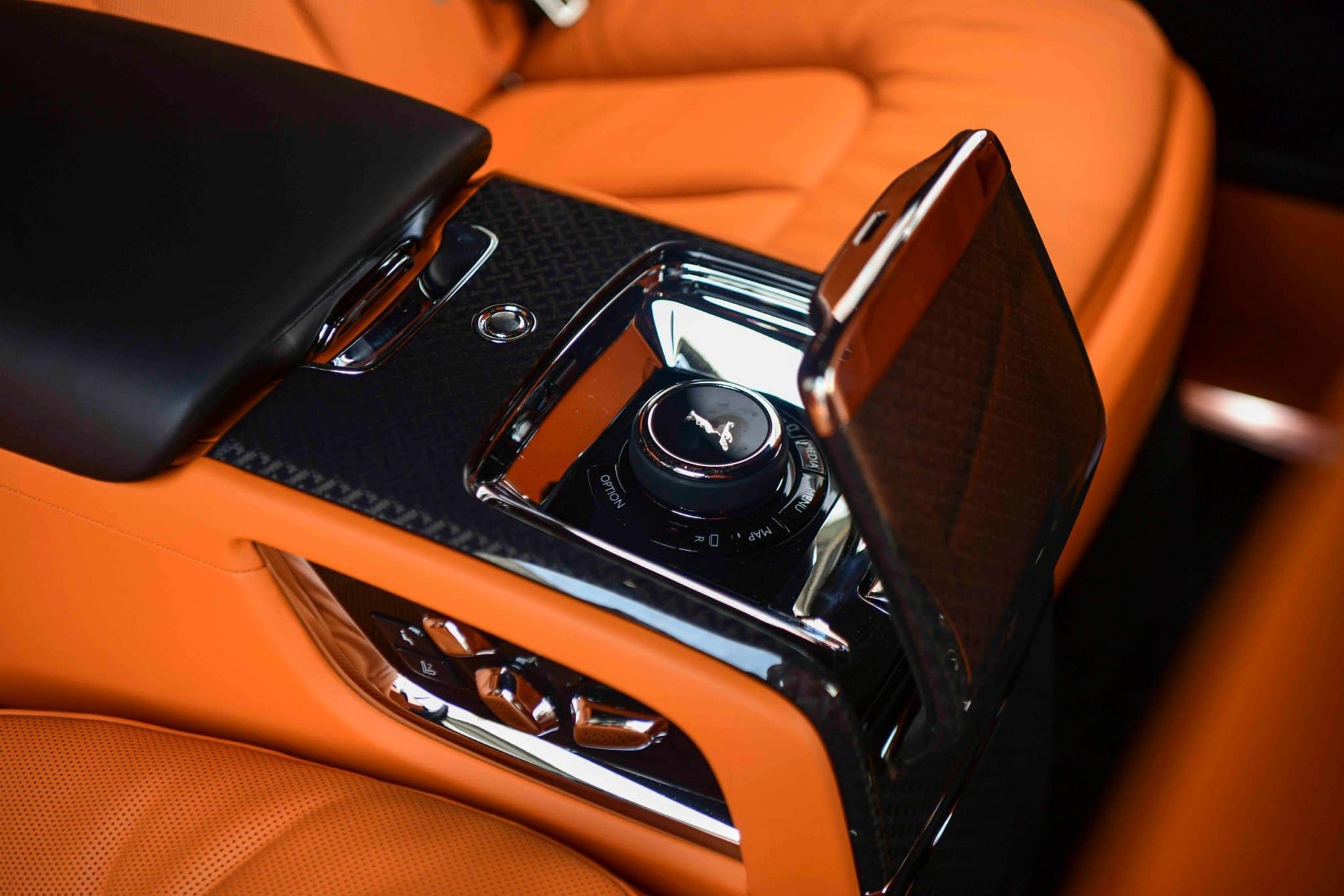 Cận cảnh Rolls-Royce Cullinan Black Badge 2024 vừa về Việt Nam - Ảnh 32