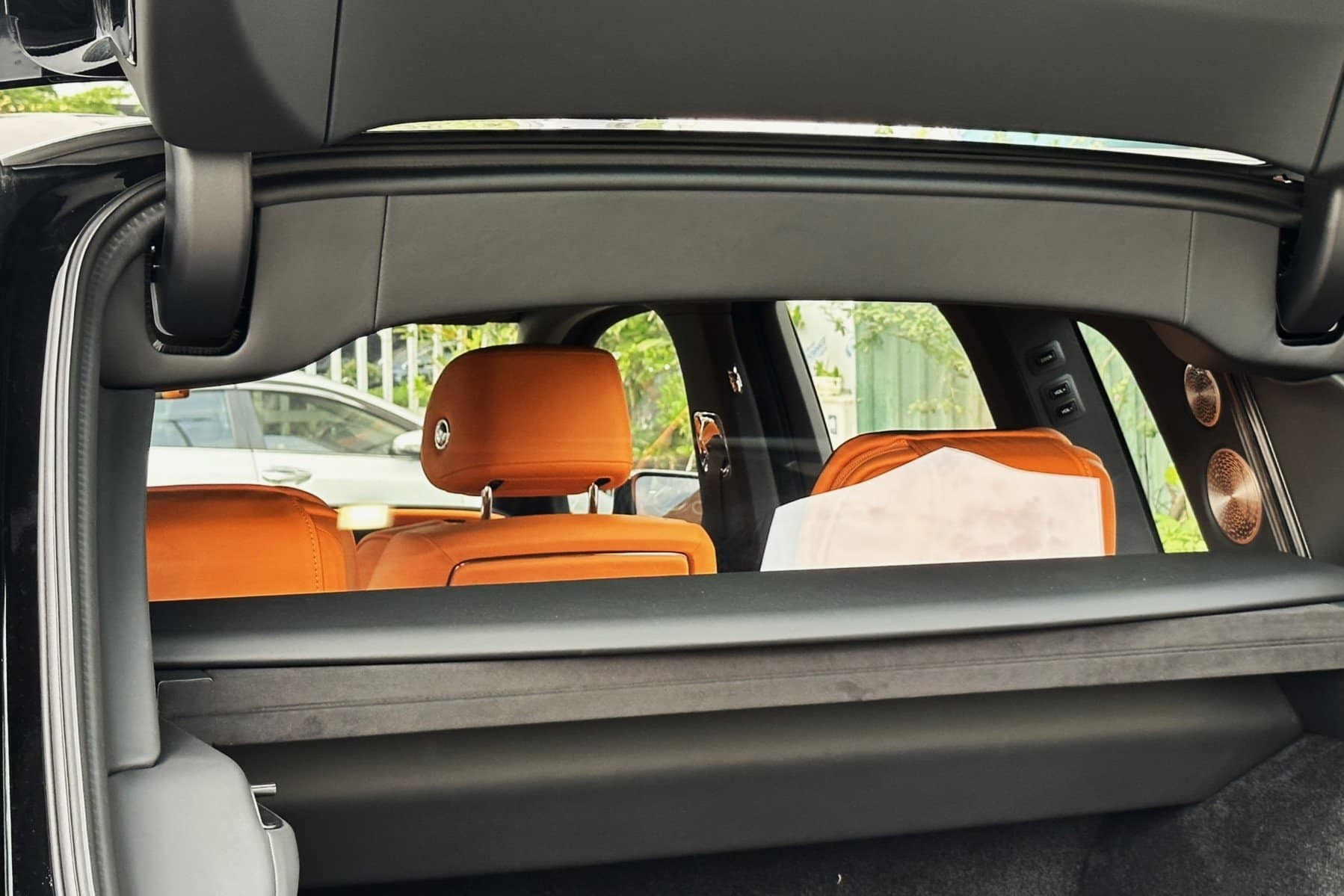 Cận cảnh Rolls-Royce Cullinan Black Badge 2024 vừa về Việt Nam - Ảnh 37