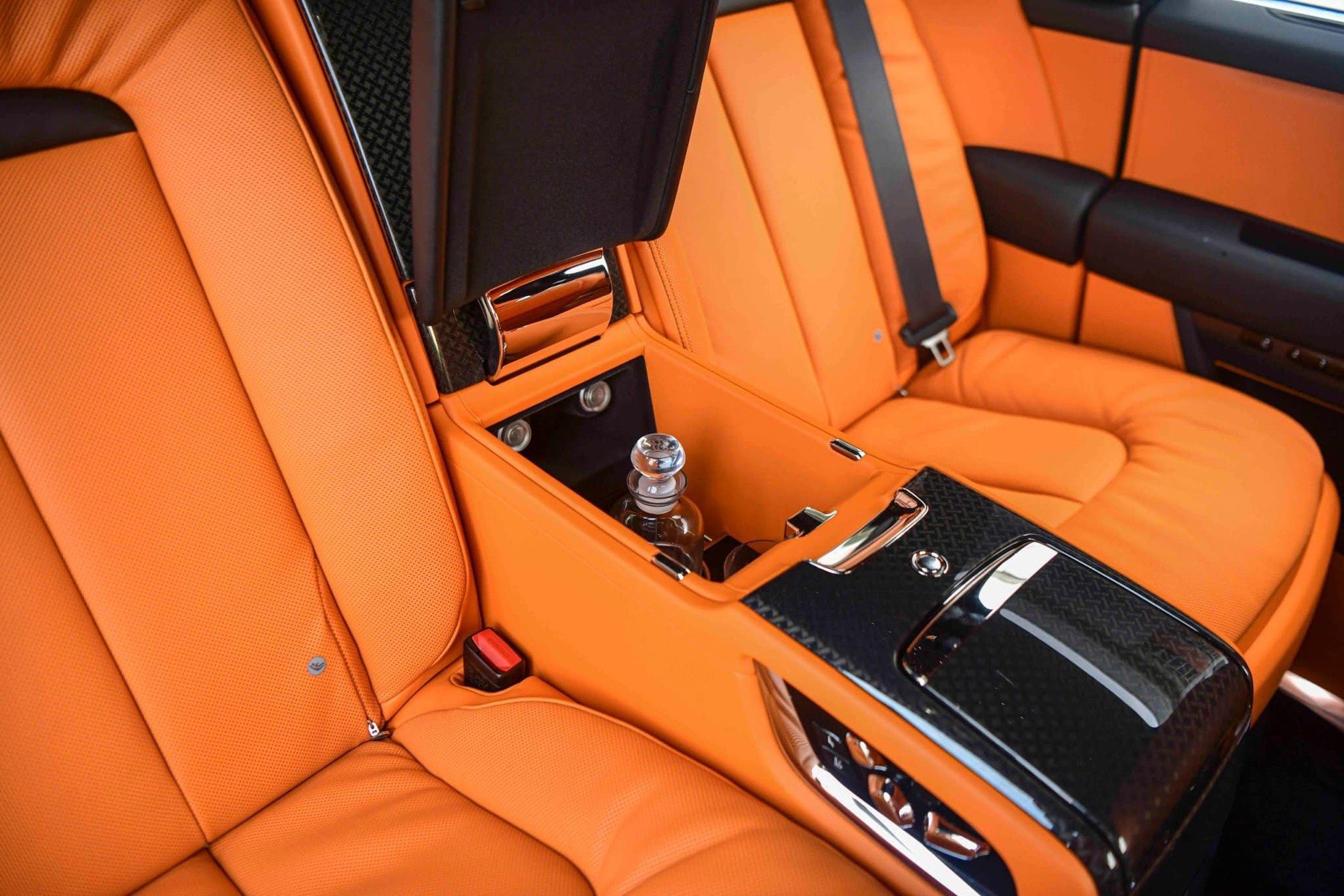 Cận cảnh Rolls-Royce Cullinan Black Badge 2024 vừa về Việt Nam - Ảnh 31