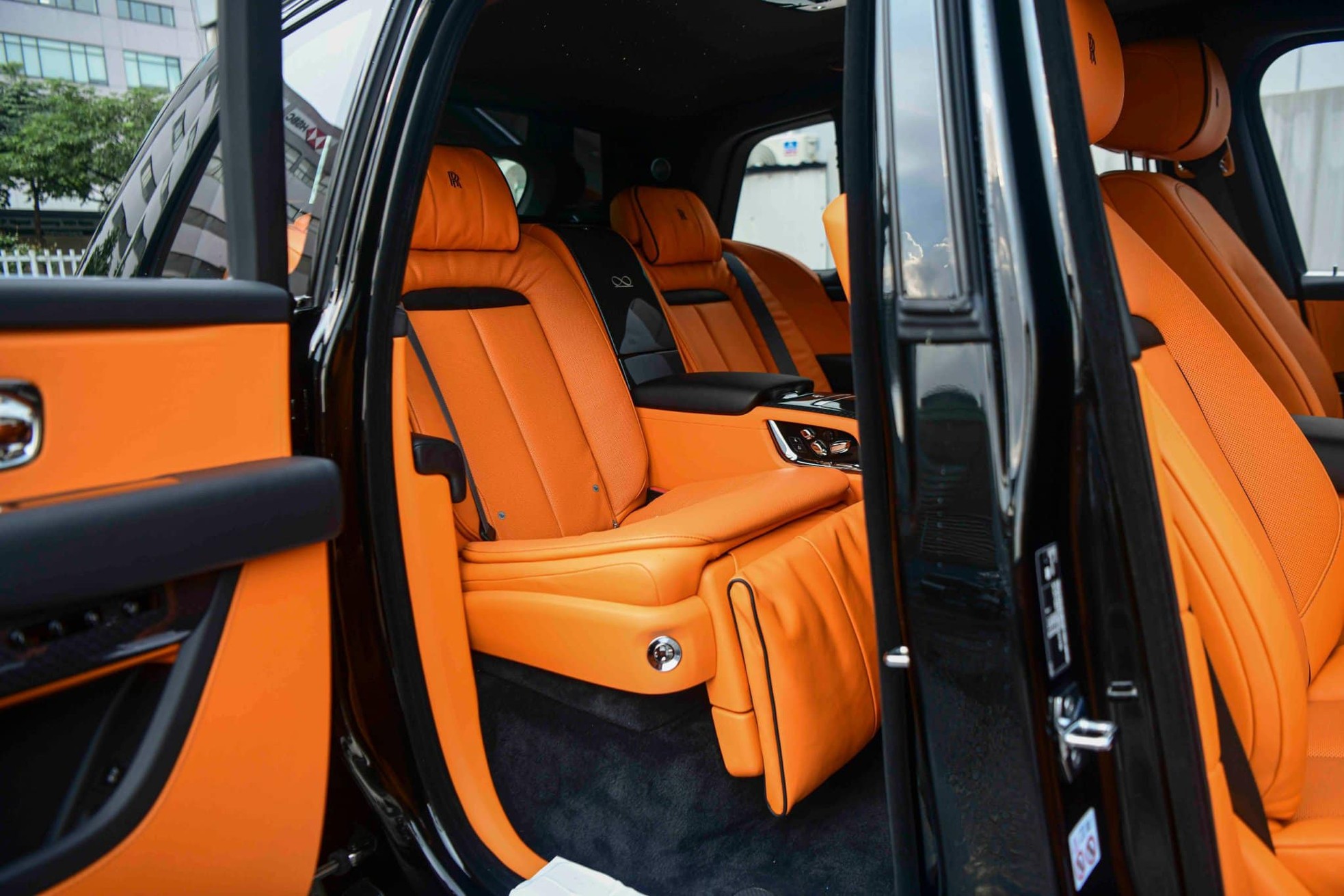 Cận cảnh Rolls-Royce Cullinan Black Badge 2024 vừa về Việt Nam - Ảnh 23