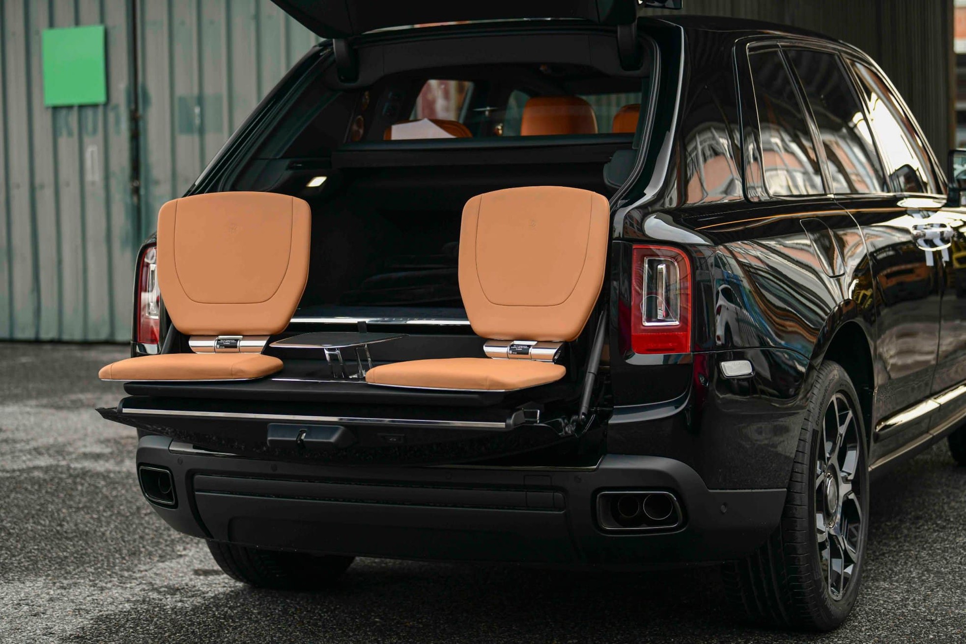 Cận cảnh Rolls-Royce Cullinan Black Badge 2024 vừa về Việt Nam - Ảnh 13