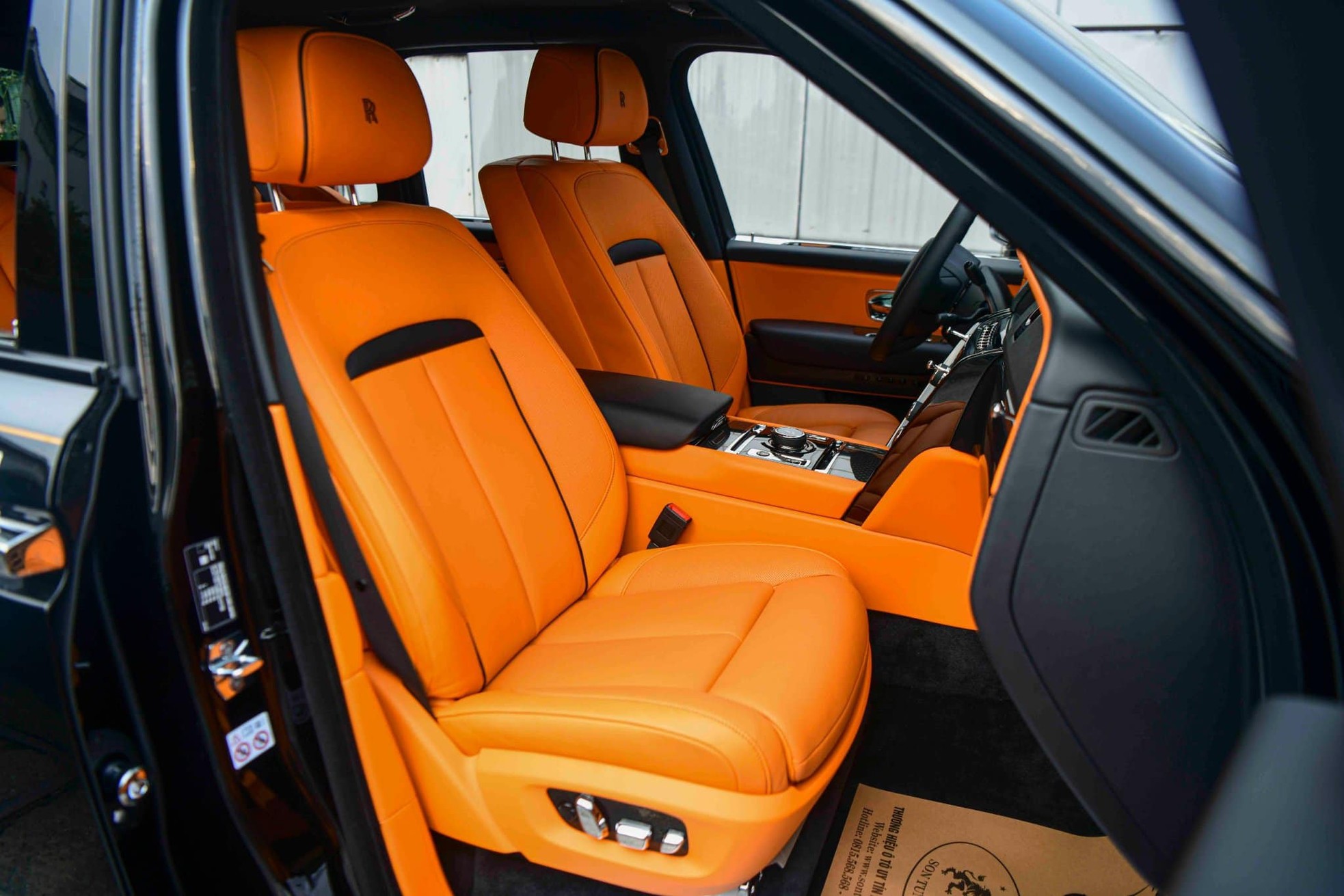 Cận cảnh Rolls-Royce Cullinan Black Badge 2024 vừa về Việt Nam - Ảnh 21