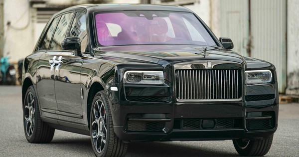 Cận cảnh Rolls-Royce Cullinan Black Badge 2024 vừa về Việt Nam