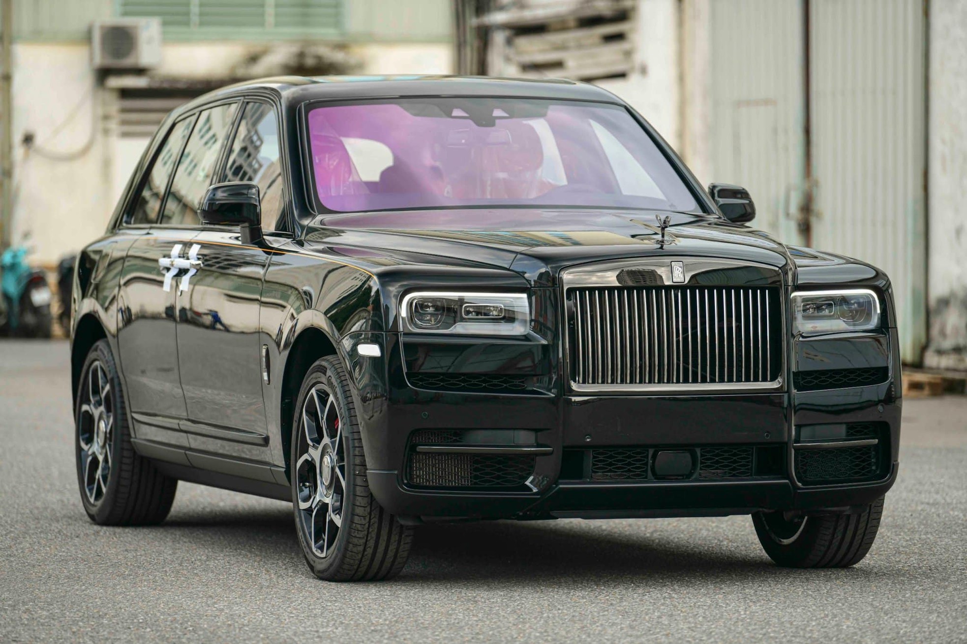 Cận cảnh Rolls-Royce Cullinan Black Badge 2024 vừa về Việt Nam - Ảnh 1