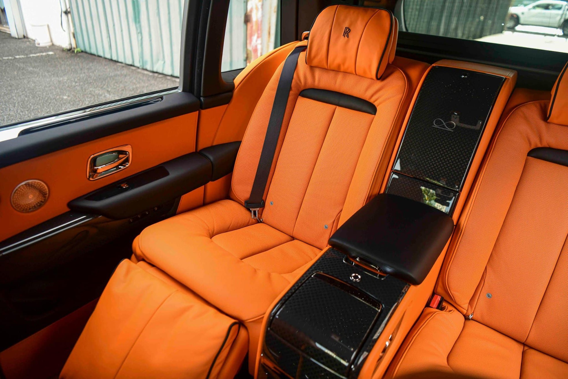 Cận cảnh Rolls-Royce Cullinan Black Badge 2024 vừa về Việt Nam - Ảnh 24