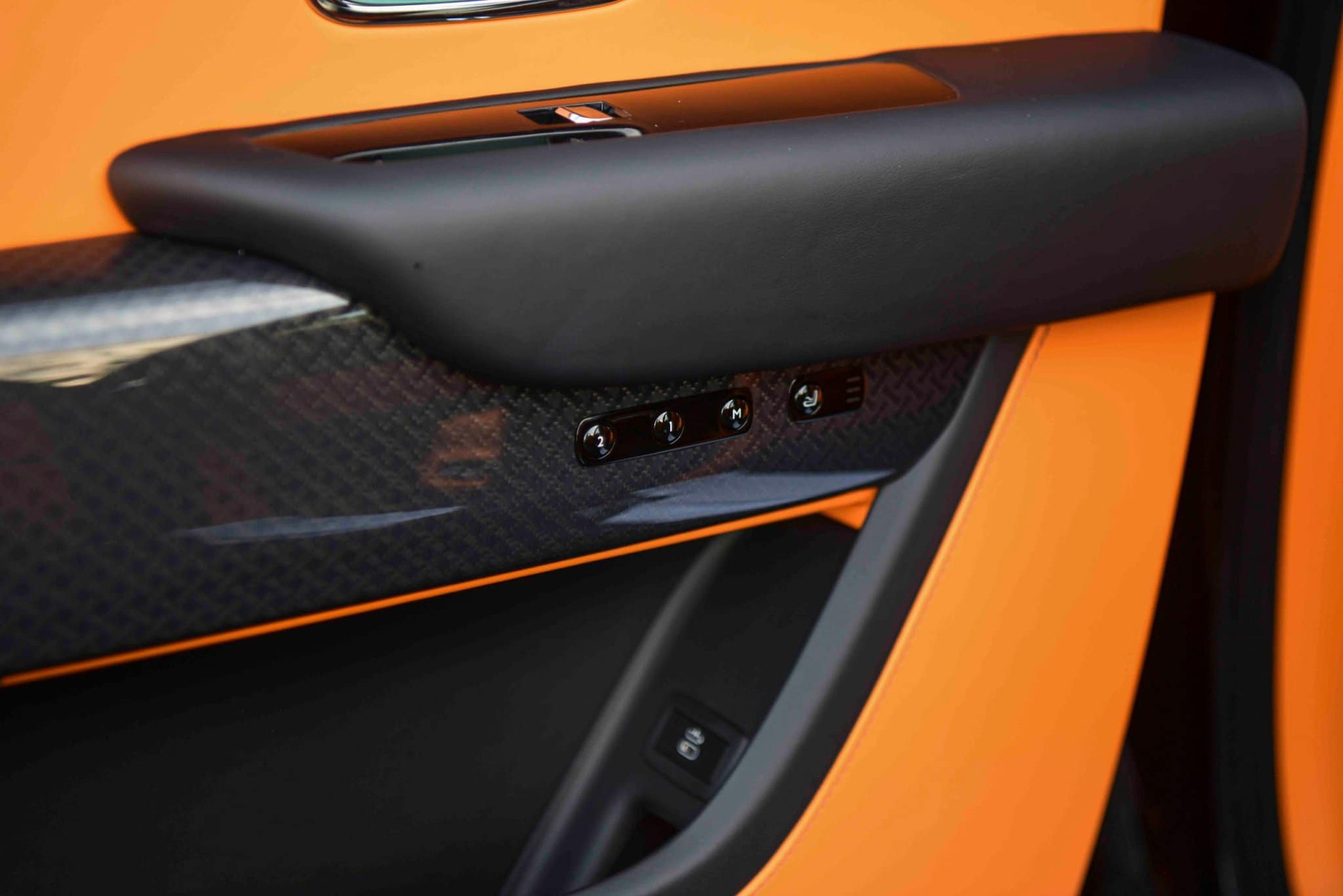 Cận cảnh Rolls-Royce Cullinan Black Badge 2024 vừa về Việt Nam - Ảnh 34