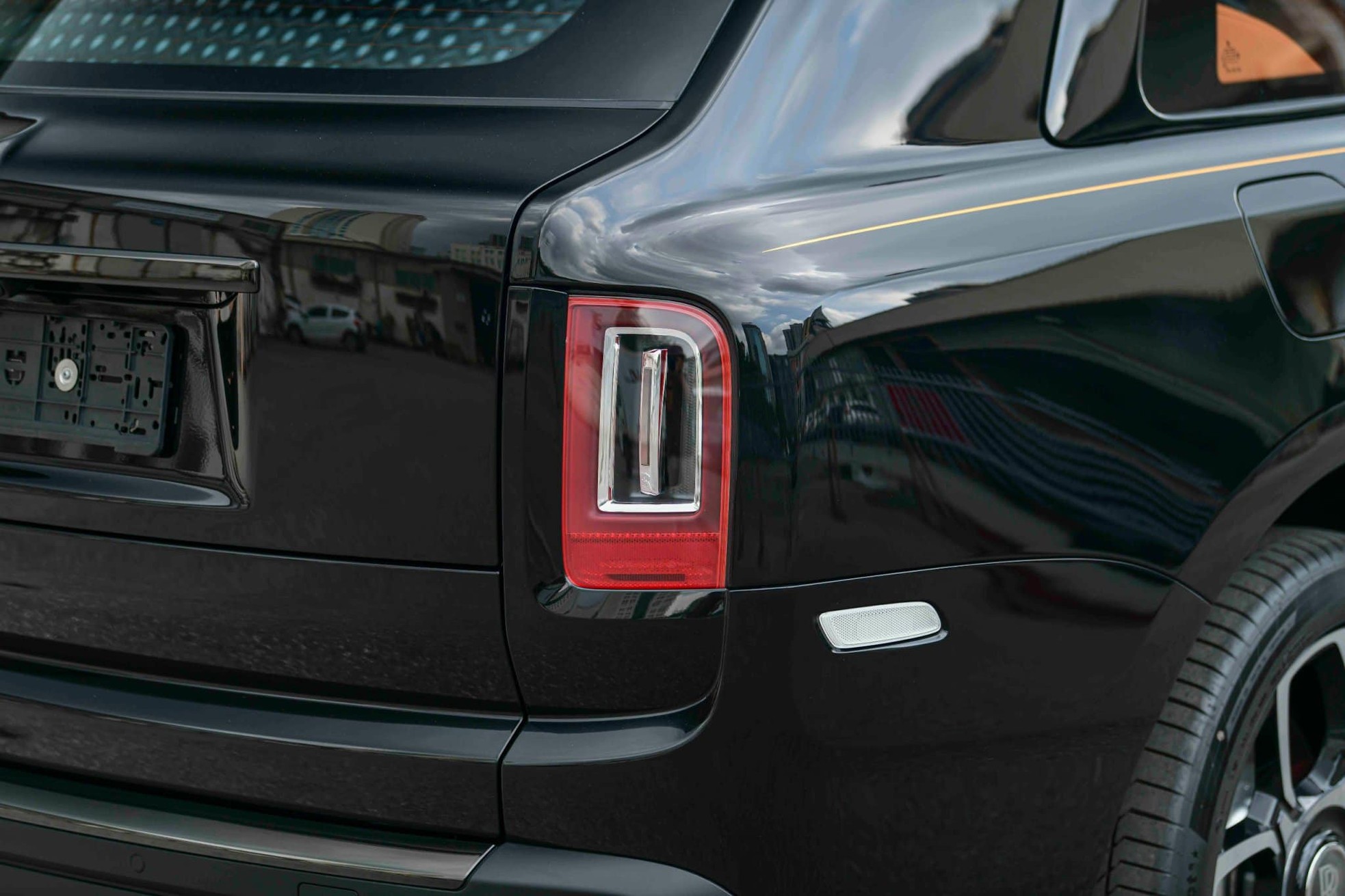 Cận cảnh Rolls-Royce Cullinan Black Badge 2024 vừa về Việt Nam - Ảnh 16