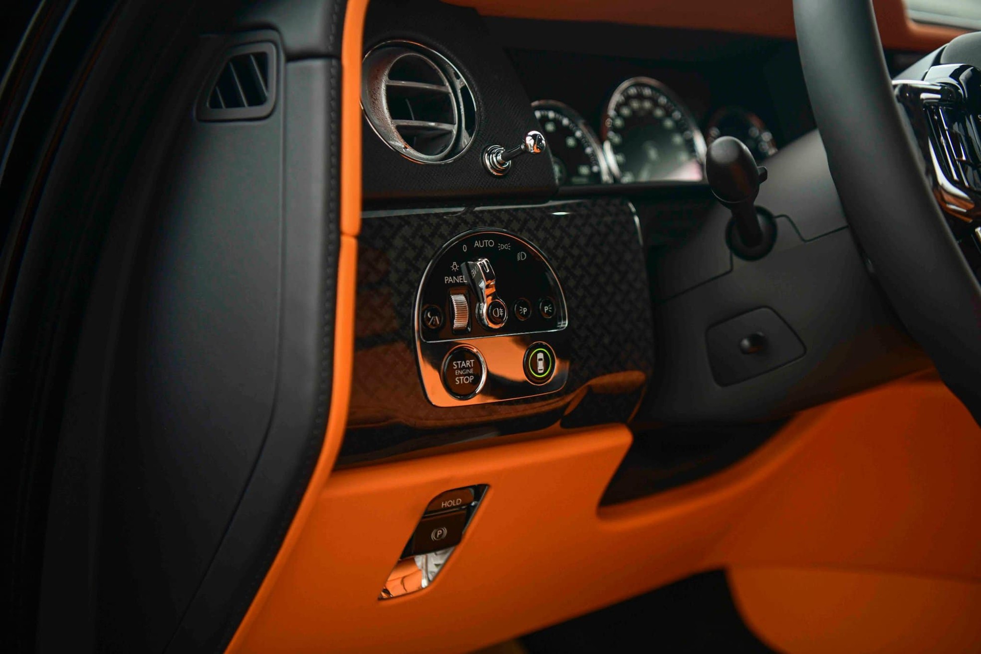 Cận cảnh Rolls-Royce Cullinan Black Badge 2024 vừa về Việt Nam - Ảnh 28