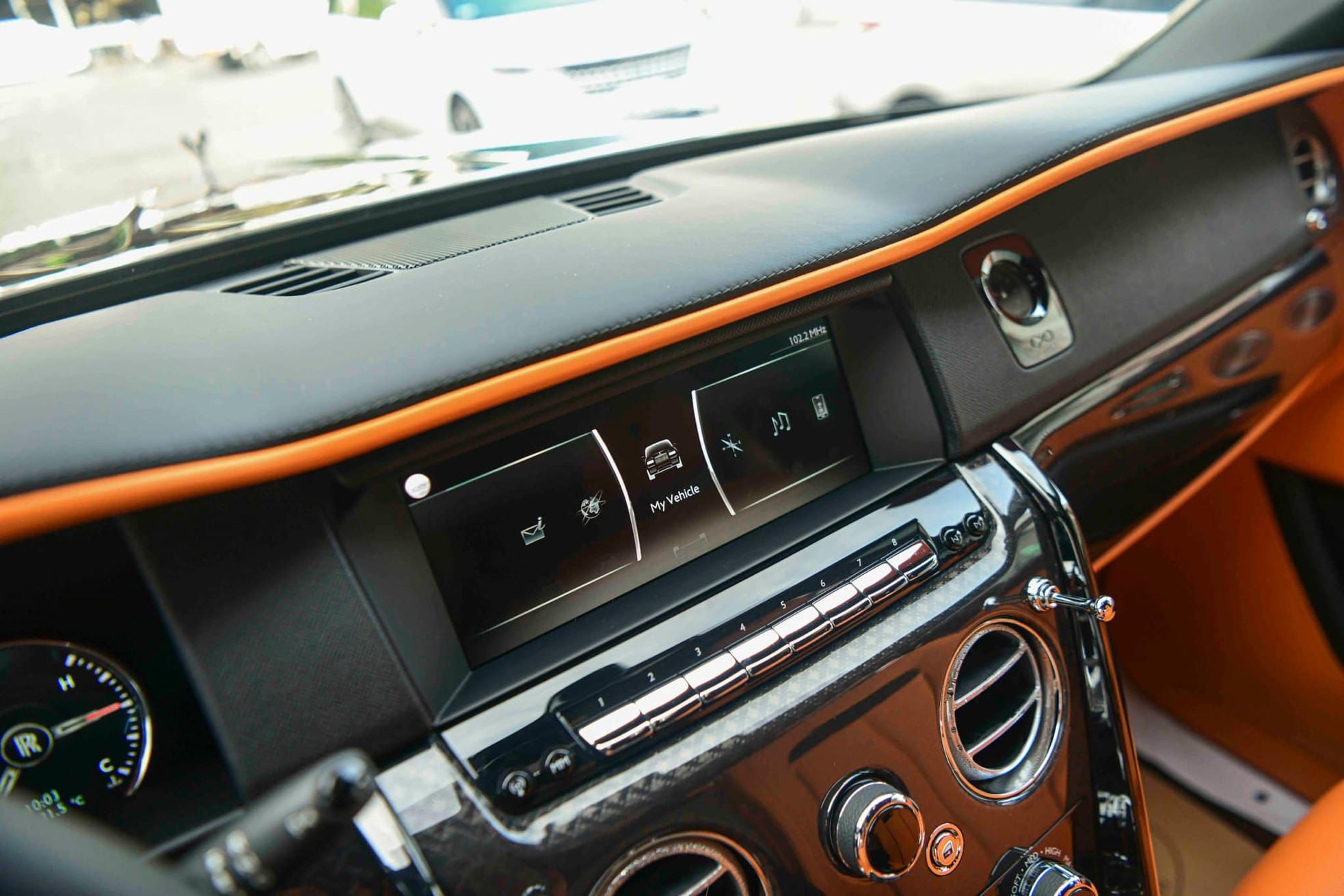 Cận cảnh Rolls-Royce Cullinan Black Badge 2024 vừa về Việt Nam - Ảnh 29