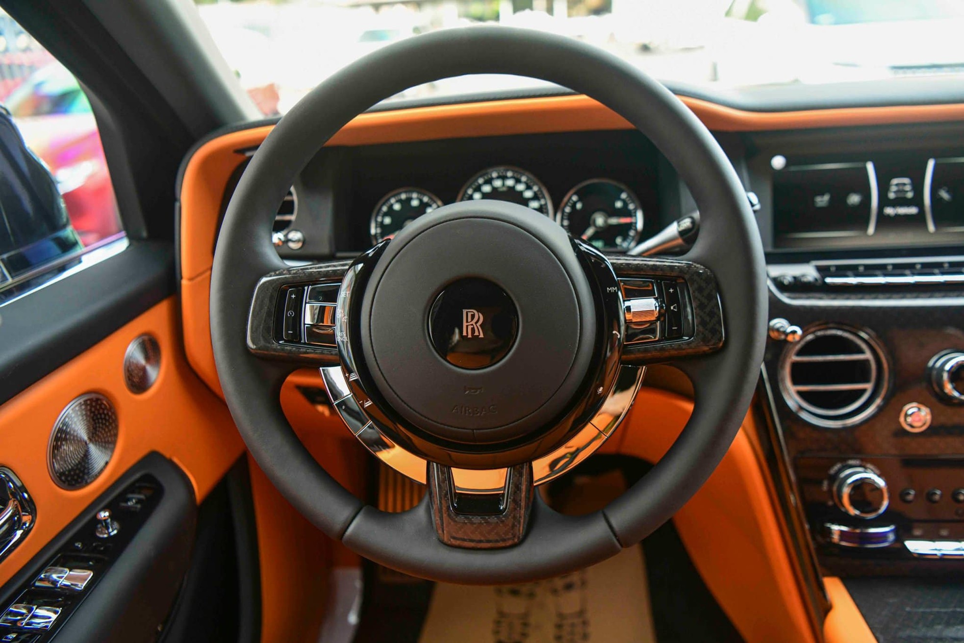 Cận cảnh Rolls-Royce Cullinan Black Badge 2024 vừa về Việt Nam - Ảnh 25