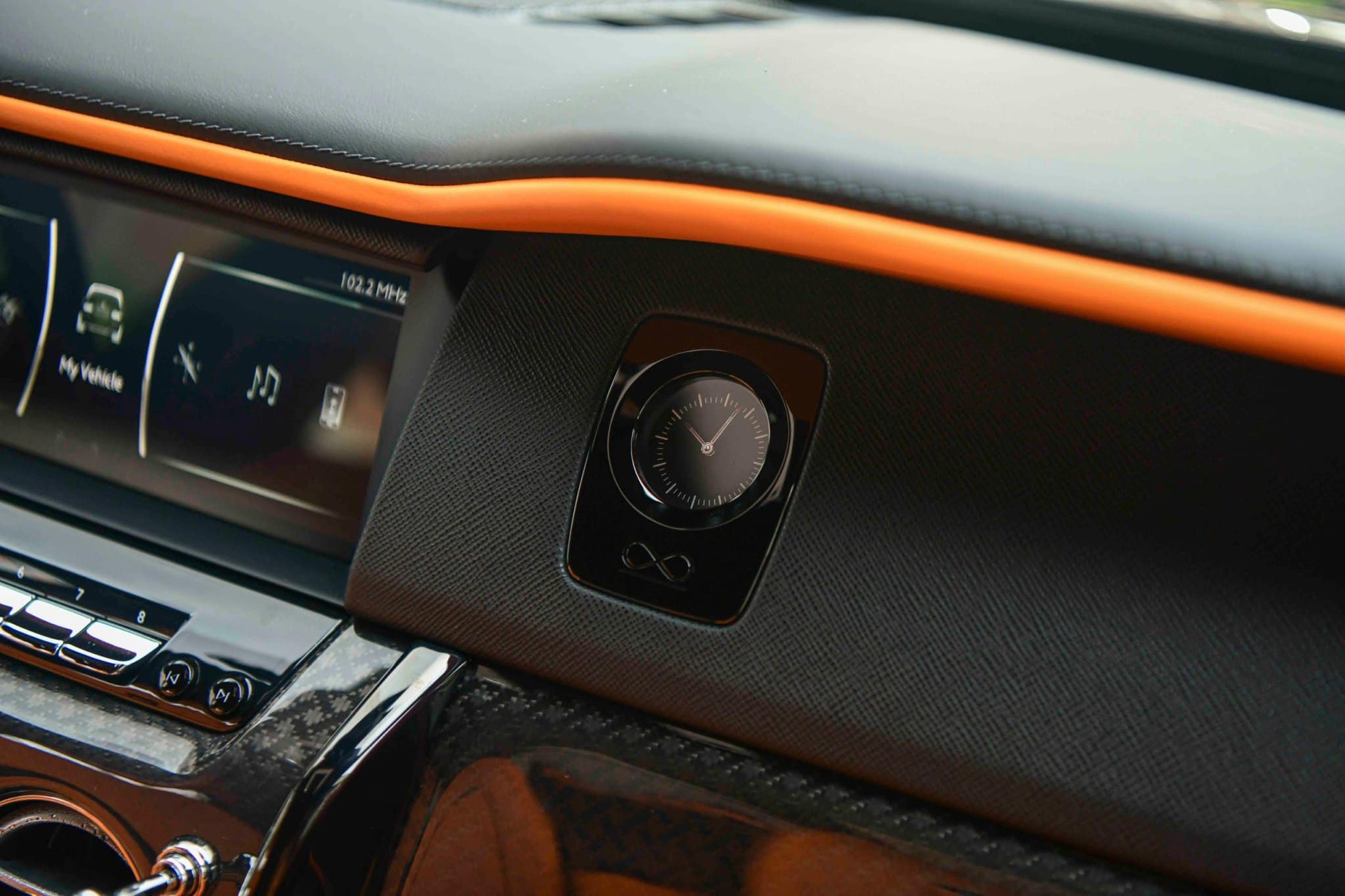 Cận cảnh Rolls-Royce Cullinan Black Badge 2024 vừa về Việt Nam - Ảnh 30