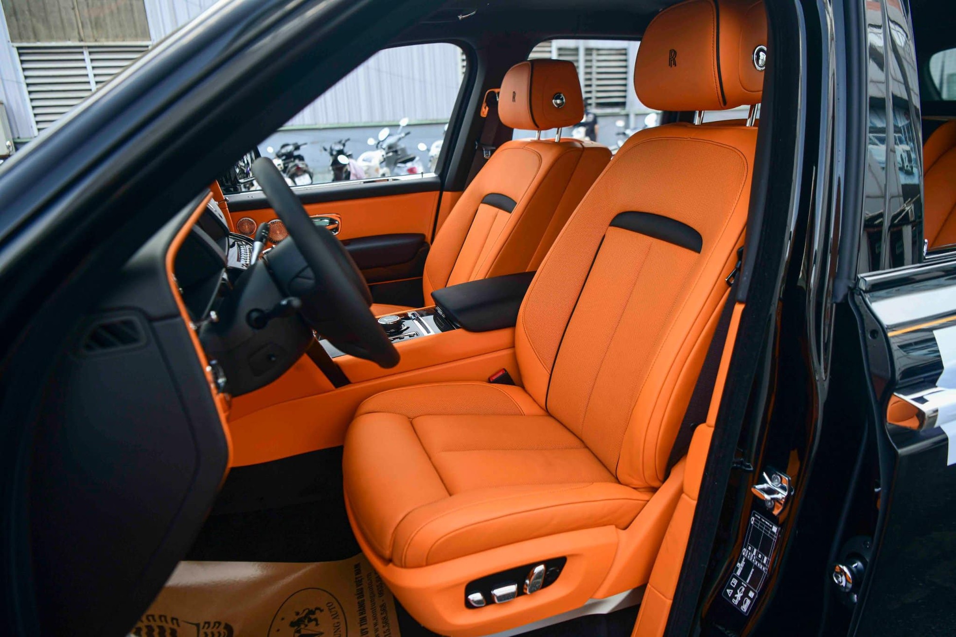 Cận cảnh Rolls-Royce Cullinan Black Badge 2024 vừa về Việt Nam - Ảnh 7