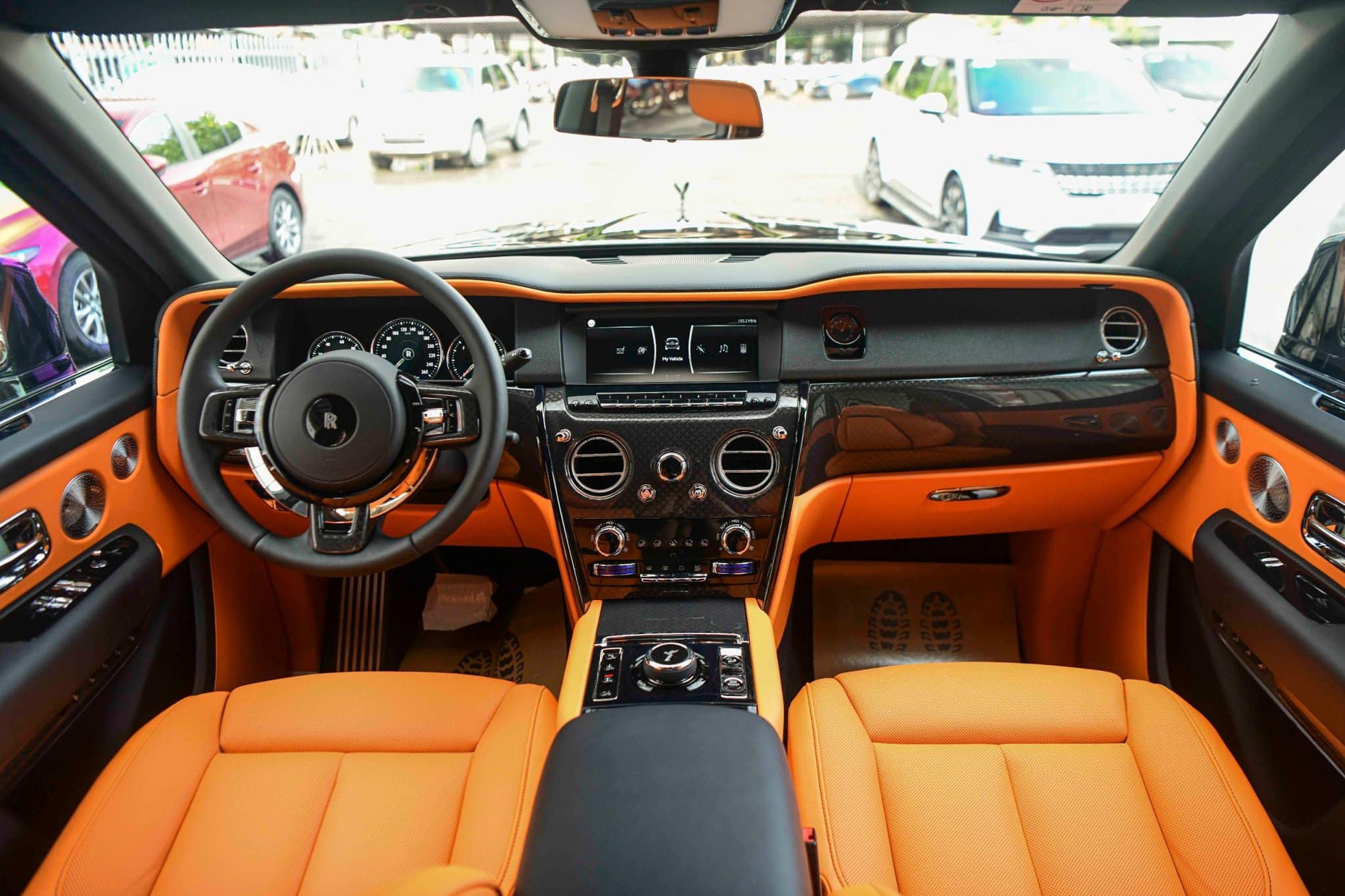 Cận cảnh Rolls-Royce Cullinan Black Badge 2024 vừa về Việt Nam - Ảnh 8