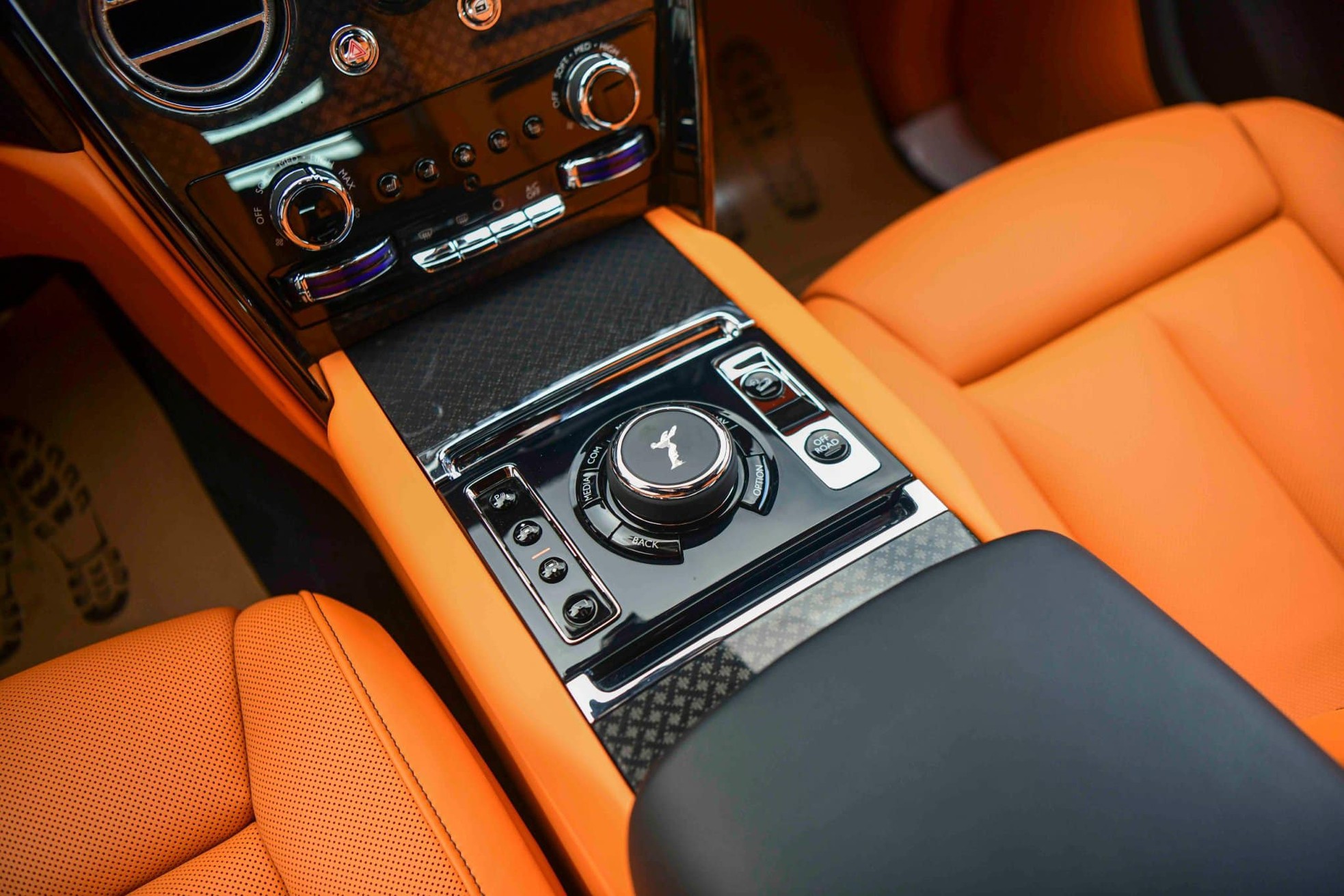 Cận cảnh Rolls-Royce Cullinan Black Badge 2024 vừa về Việt Nam - Ảnh 27