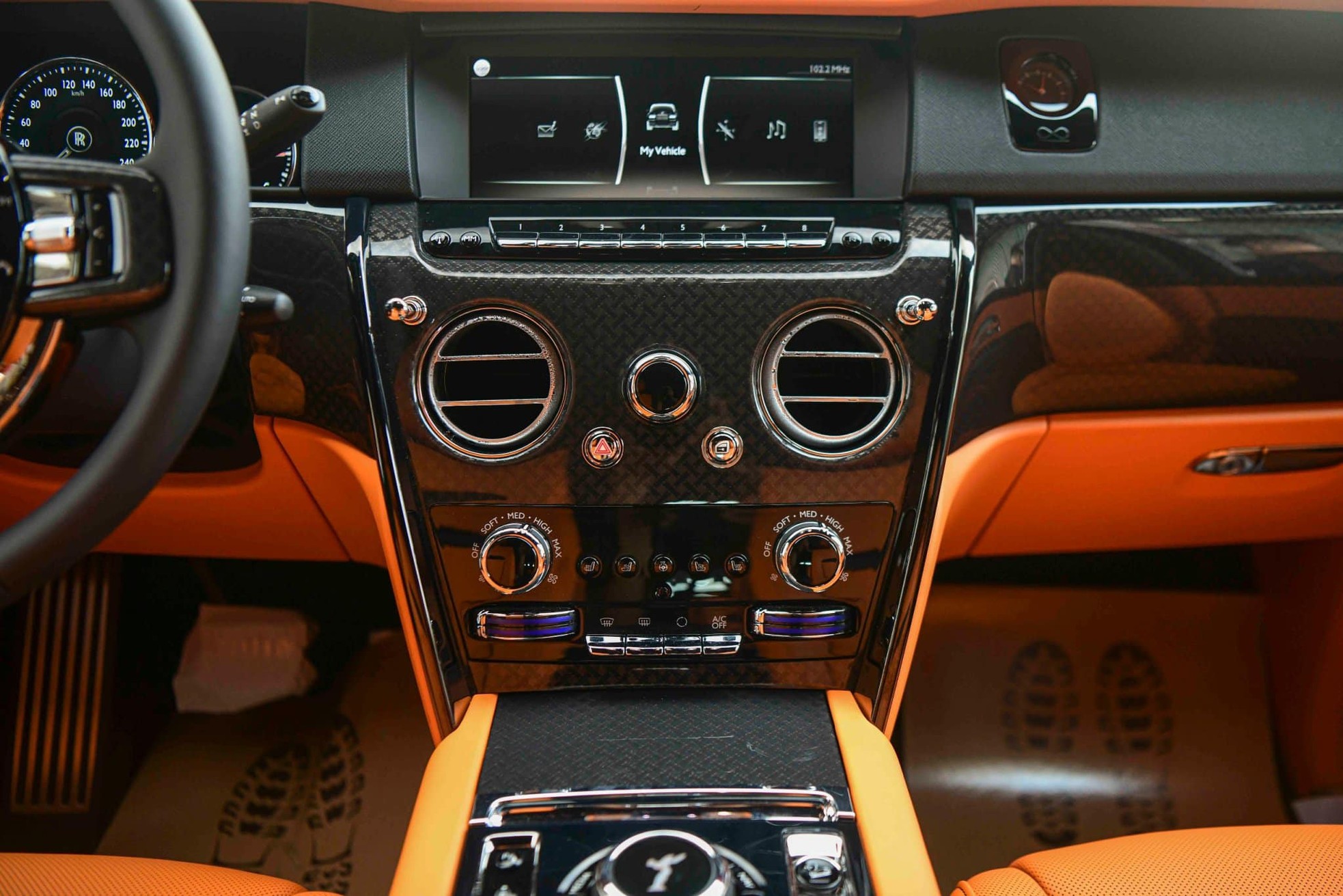 Cận cảnh Rolls-Royce Cullinan Black Badge 2024 vừa về Việt Nam - Ảnh 26