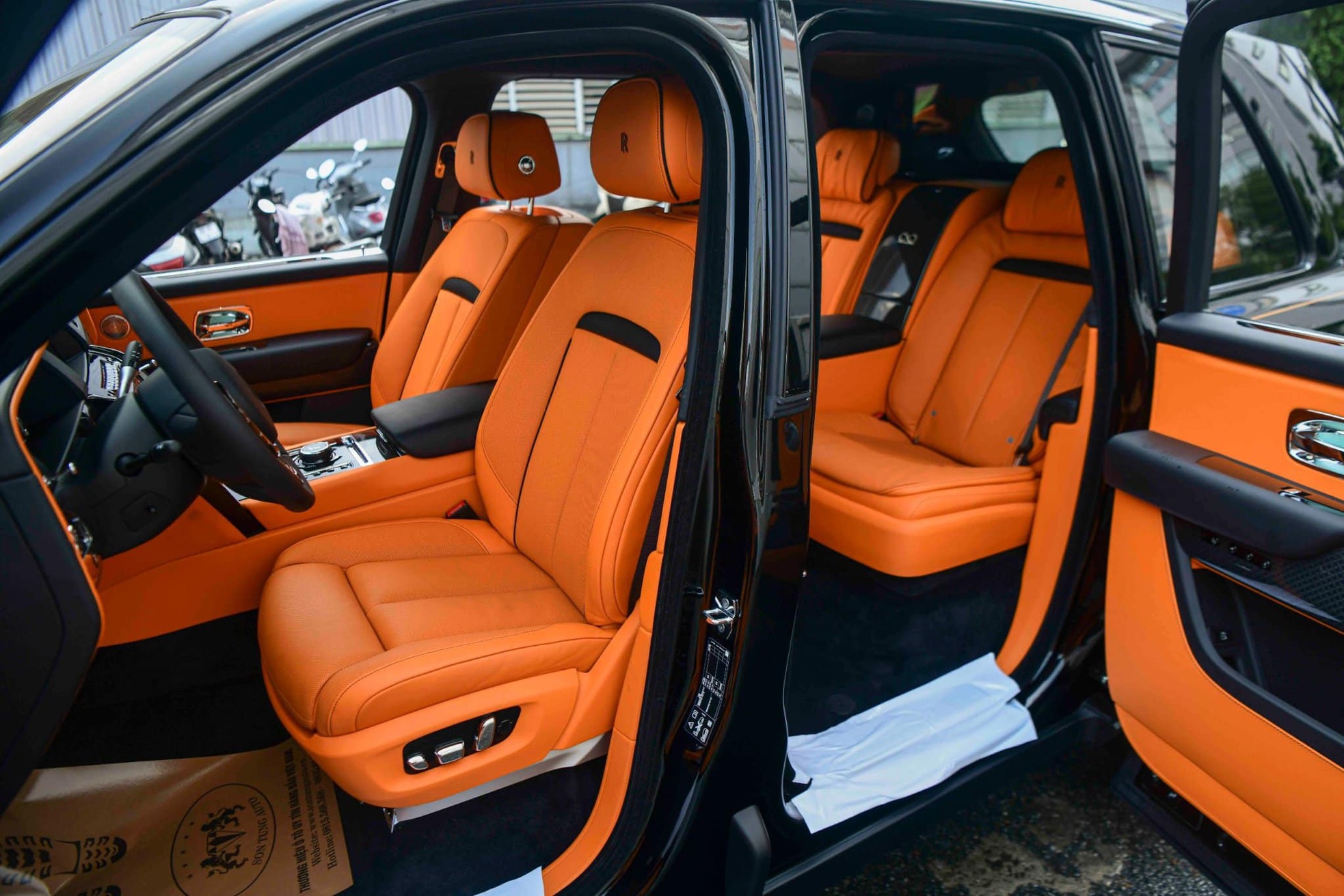 Cận cảnh Rolls-Royce Cullinan Black Badge 2024 vừa về Việt Nam - Ảnh 20