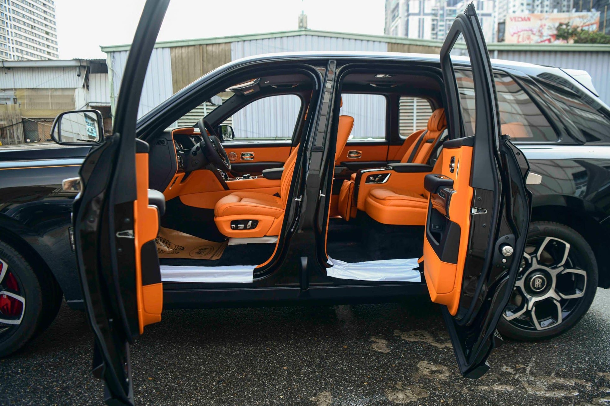 Cận cảnh Rolls-Royce Cullinan Black Badge 2024 vừa về Việt Nam - Ảnh 6