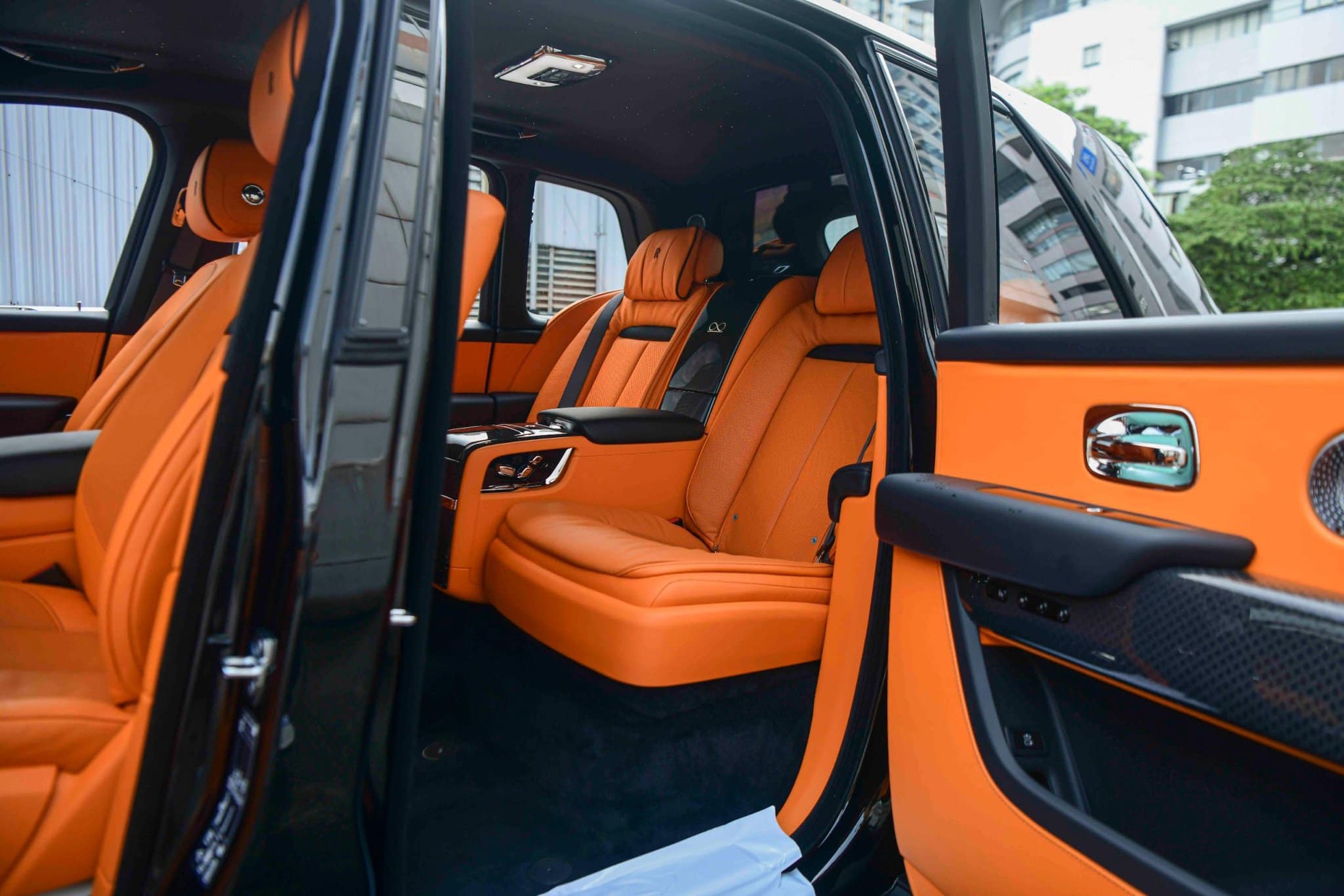 Cận cảnh Rolls-Royce Cullinan Black Badge 2024 vừa về Việt Nam - Ảnh 22