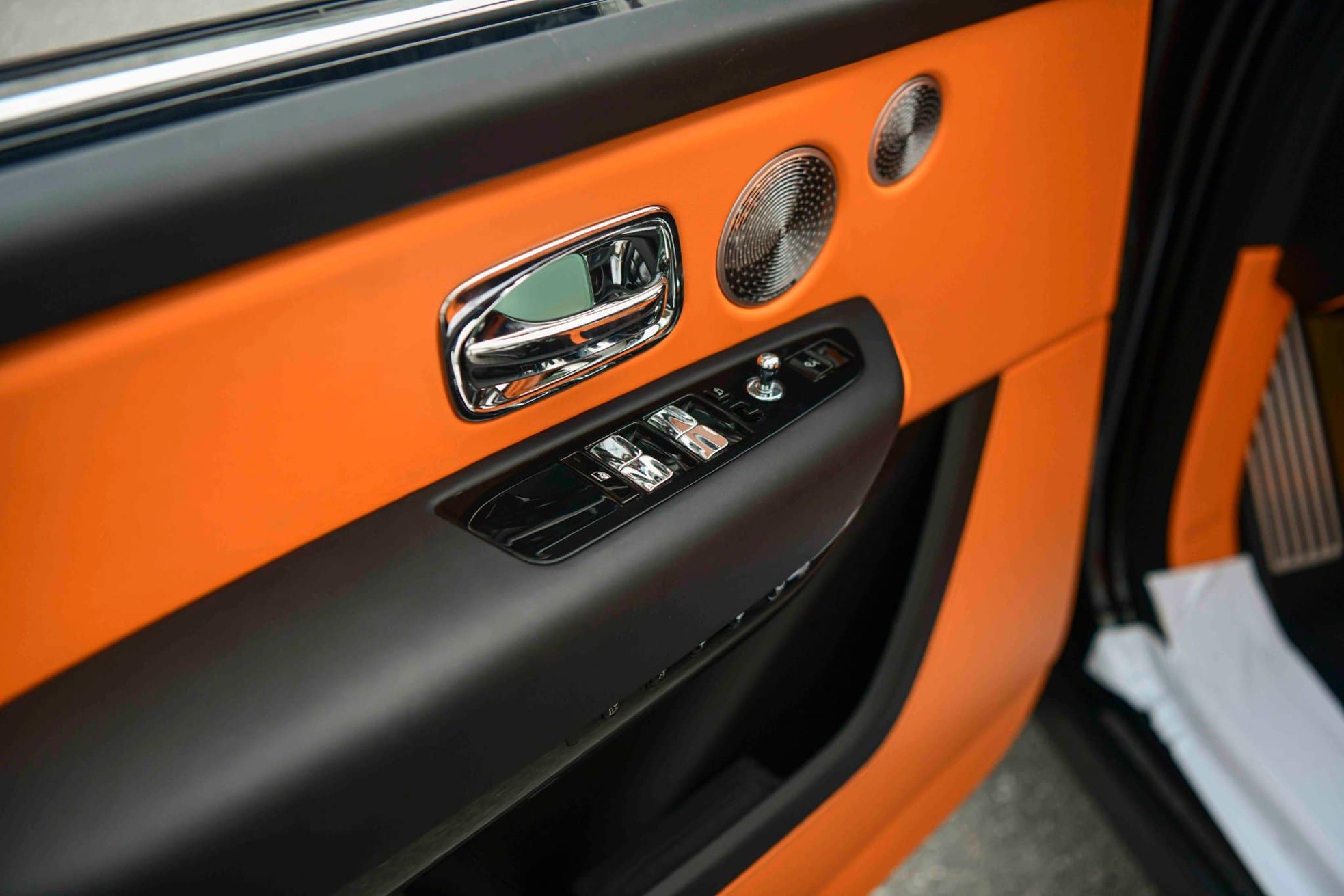 Cận cảnh Rolls-Royce Cullinan Black Badge 2024 vừa về Việt Nam - Ảnh 35